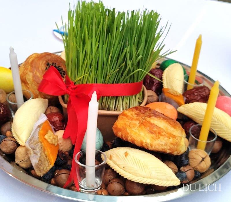 Khay đựng những món ăn truyền thống và bó lúa mì Novruz Xoncha, biểu tượng chính thứ ba của Novruz. Trên khay này sẽ có các món ăn, trứng gà nhuộm màu, trái cây mùa xuân và quả mọng, xung quanh thắp nến. Trong suốt tháng Novruz cũng như sau đó, Xoncha được đặt ở giữa các phòng dành cho khách như cây thông Noel dịp Giáng sinh. 